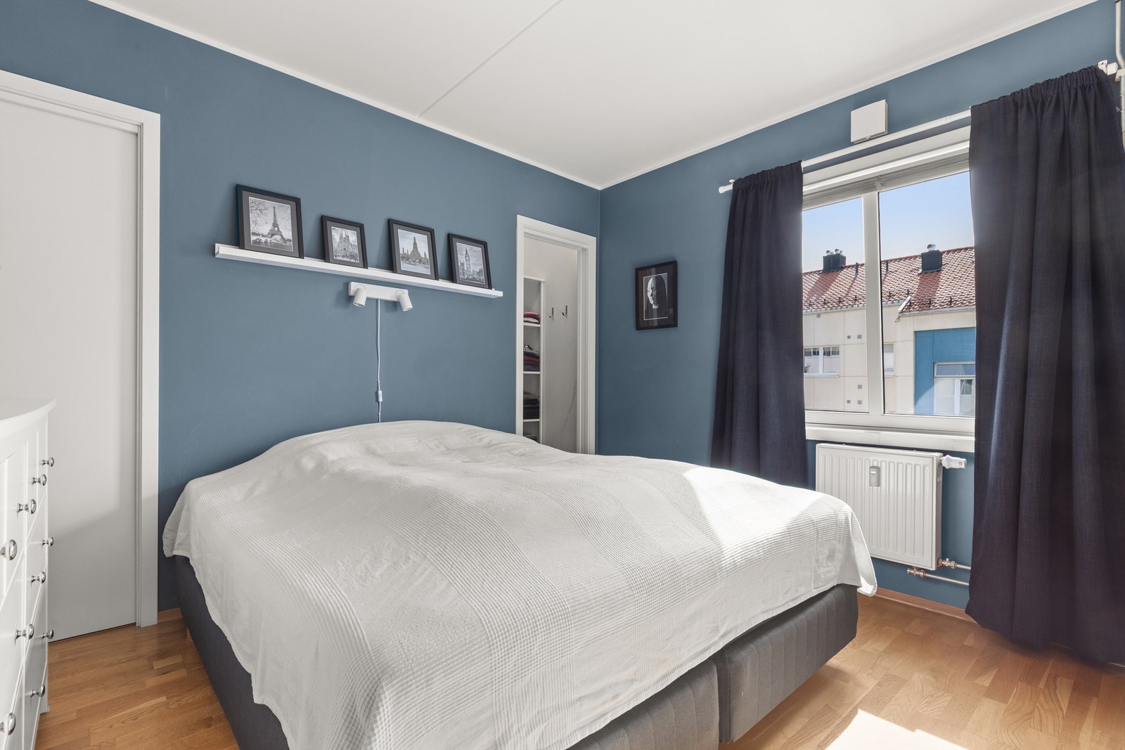 Hovedsoverommet er av god størrelse og kan enkelt innredes med både dobbeltseng og tilhørende nattbord. Galleribilde