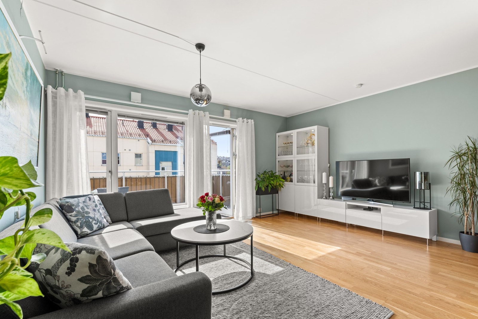 Fra stuen kommer du ut til boligens balkong. Galleribilde