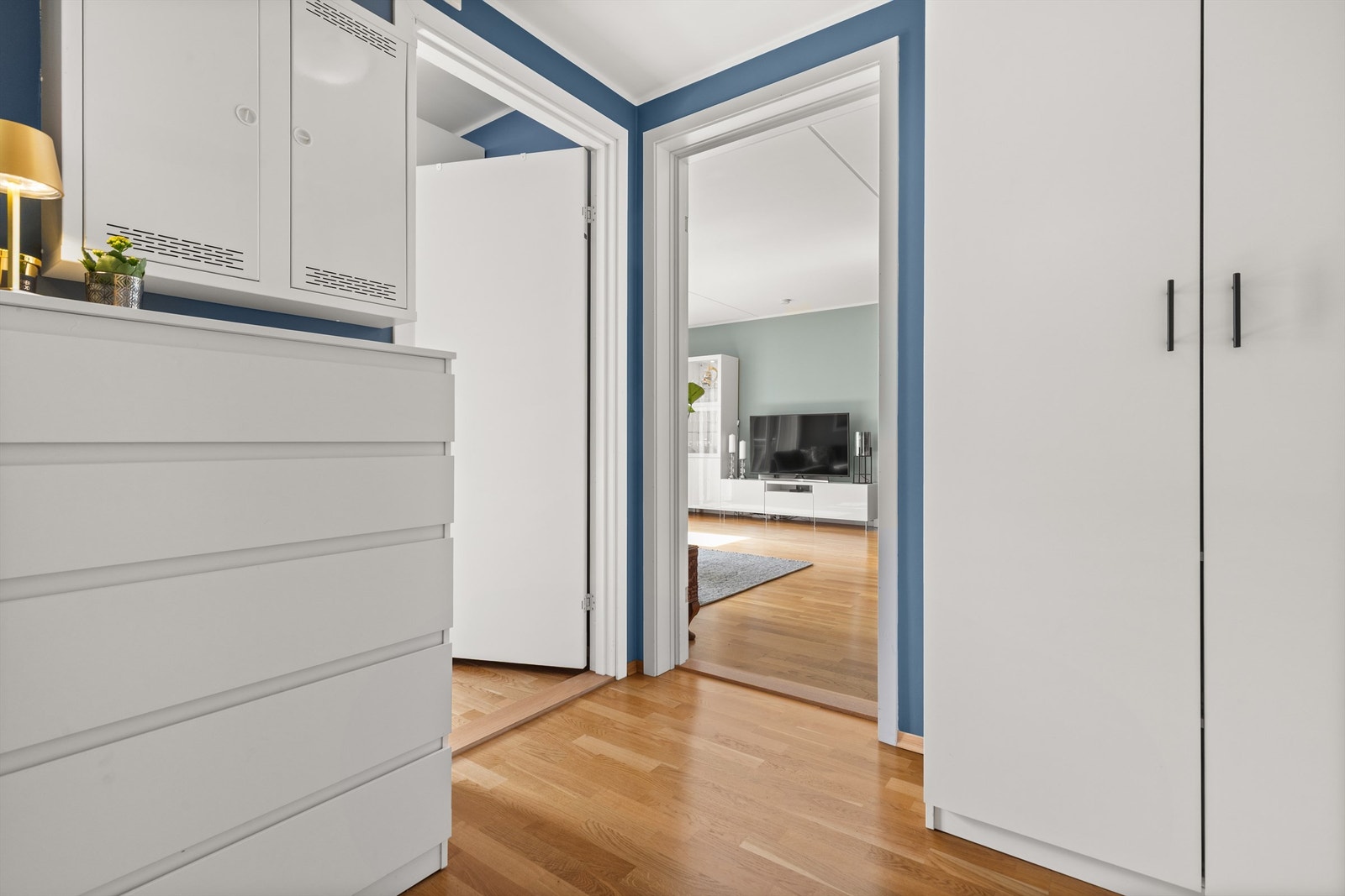 Her er det god plass til å henge fra seg yttertøyet og sette fra seg sko. Galleribilde