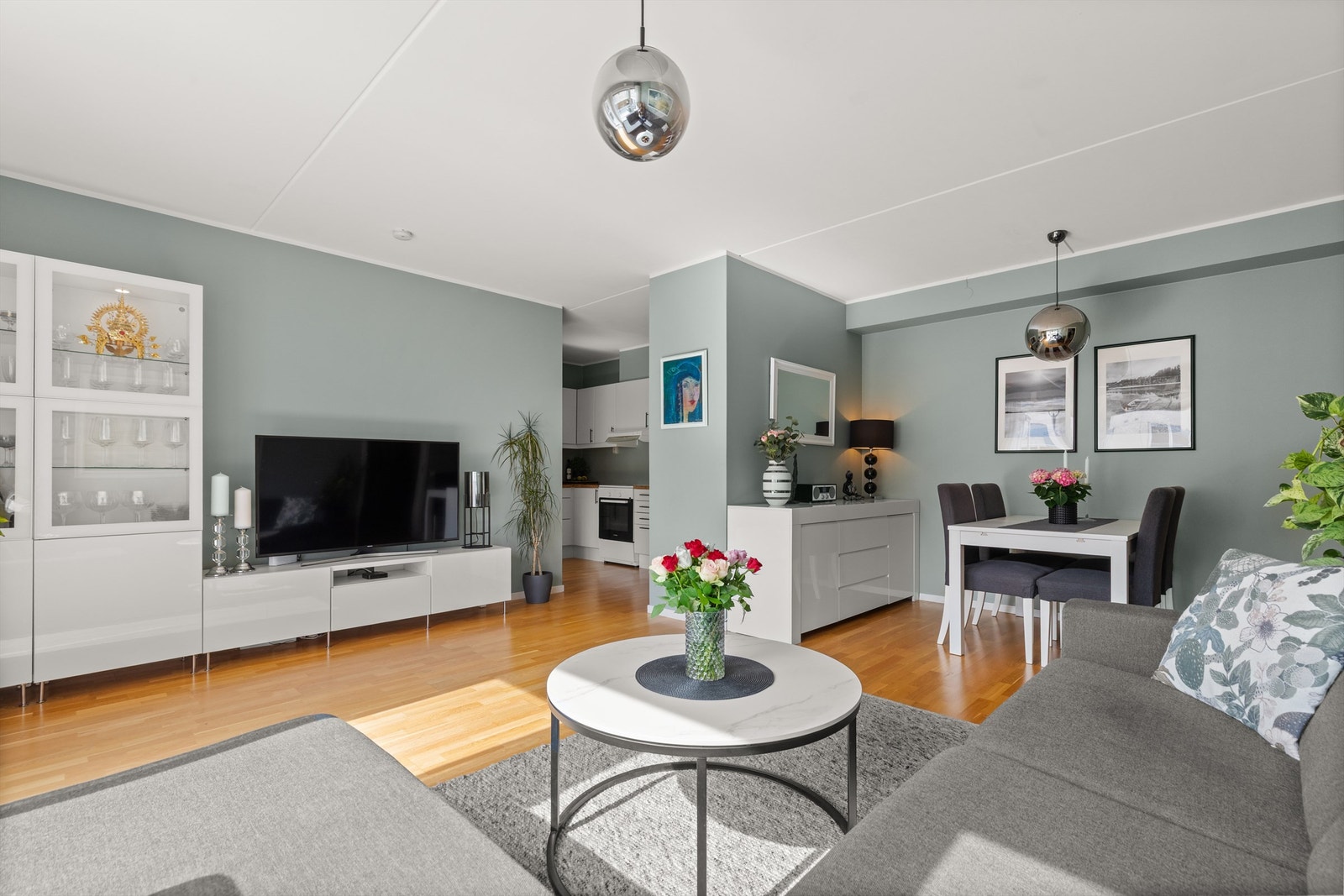 Romslig stue med god plass til sofagruppe, tv-seksjon og annet ønskelig stuemøblement. Galleribilde