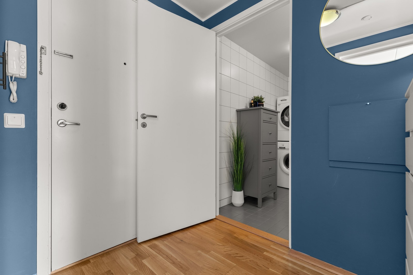 Leilighetens entré er lys og innbydende og gir et godt førsteinntrykk av boligen. Galleribilde