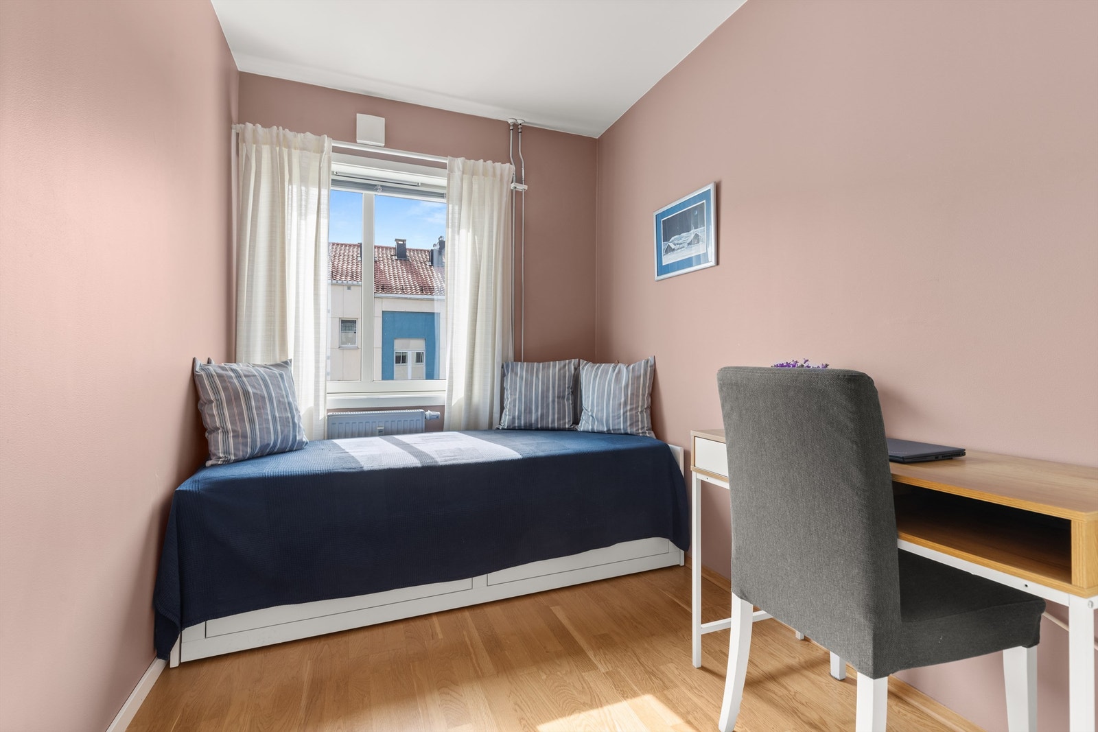 Leilighetens andre soverom er også romslig og passer ypperlig som barnerom, gjesterom eller kontor. Galleribilde