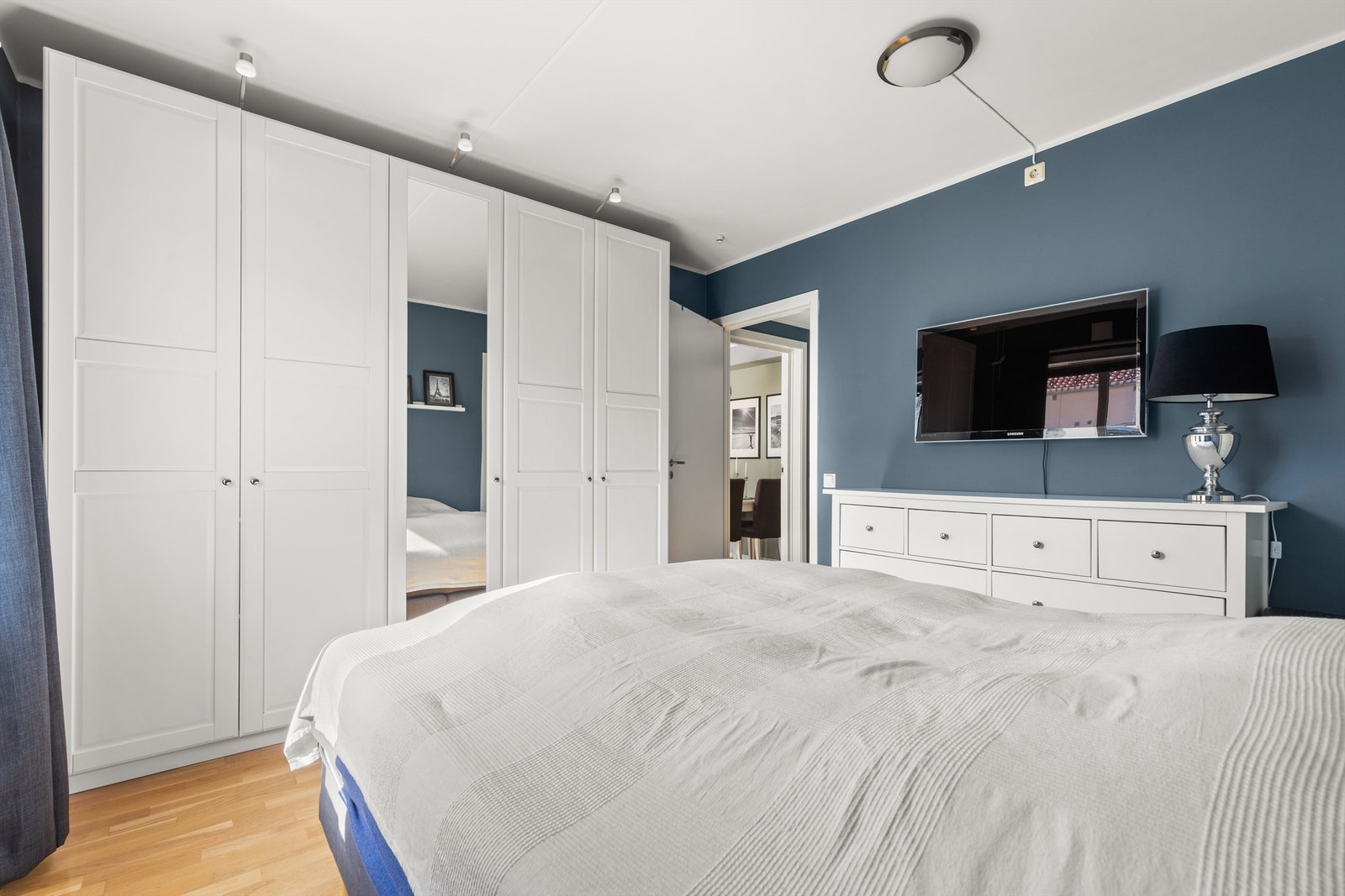 God oppbevaringsplass i garderobeskap. Soverommet er holdt i lune og behagelige nyanser - perfekte for soverommet. Galleribilde