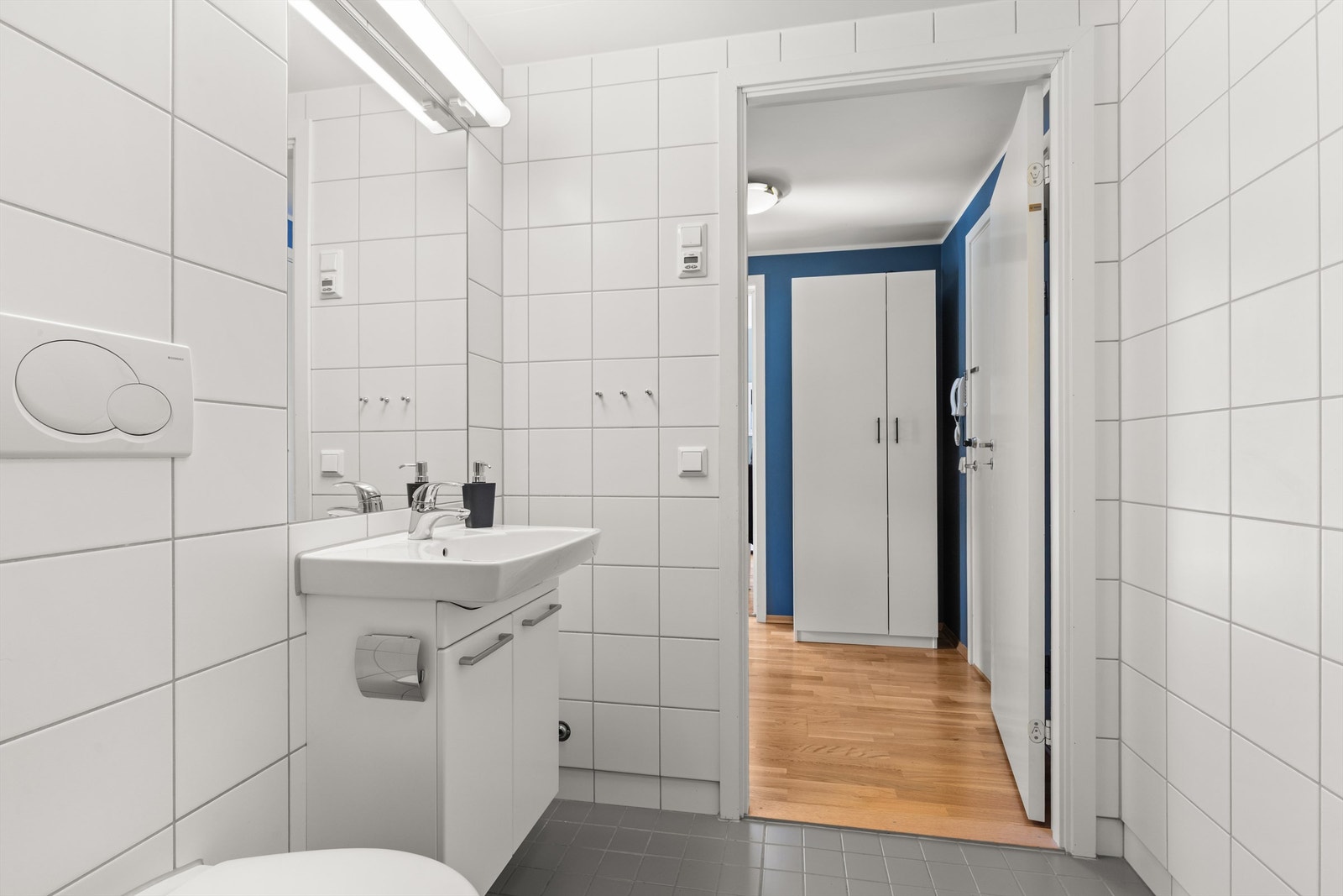 Baderomsinnredningen består av vegghengt klosett og servant nedfelt i innredningen. Over servanten er det en fint speil og overbelysning. Galleribilde