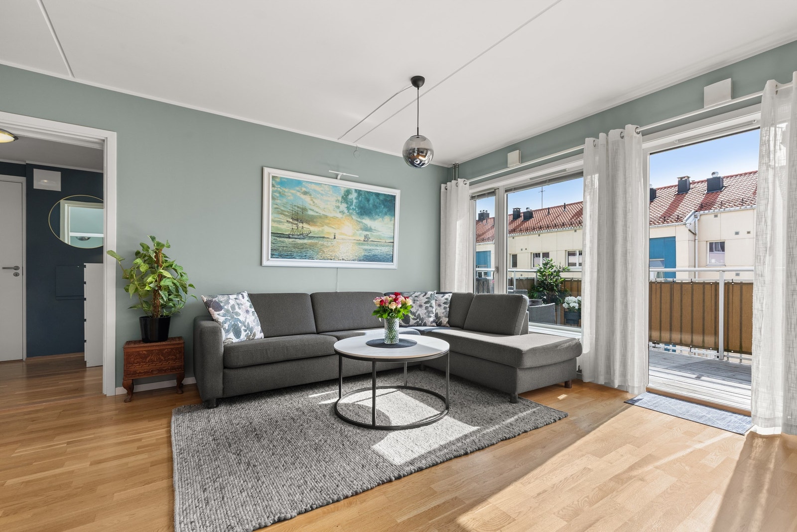 Boligen har store vindusflater som slipper inn rikelig med lys, og skaper en lys og luftig atmosfære i stuen. Galleribilde