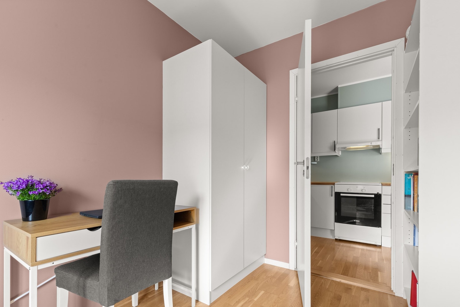 Her er det god plass til seng, pult eller annet ønskelig møblement. Galleribilde