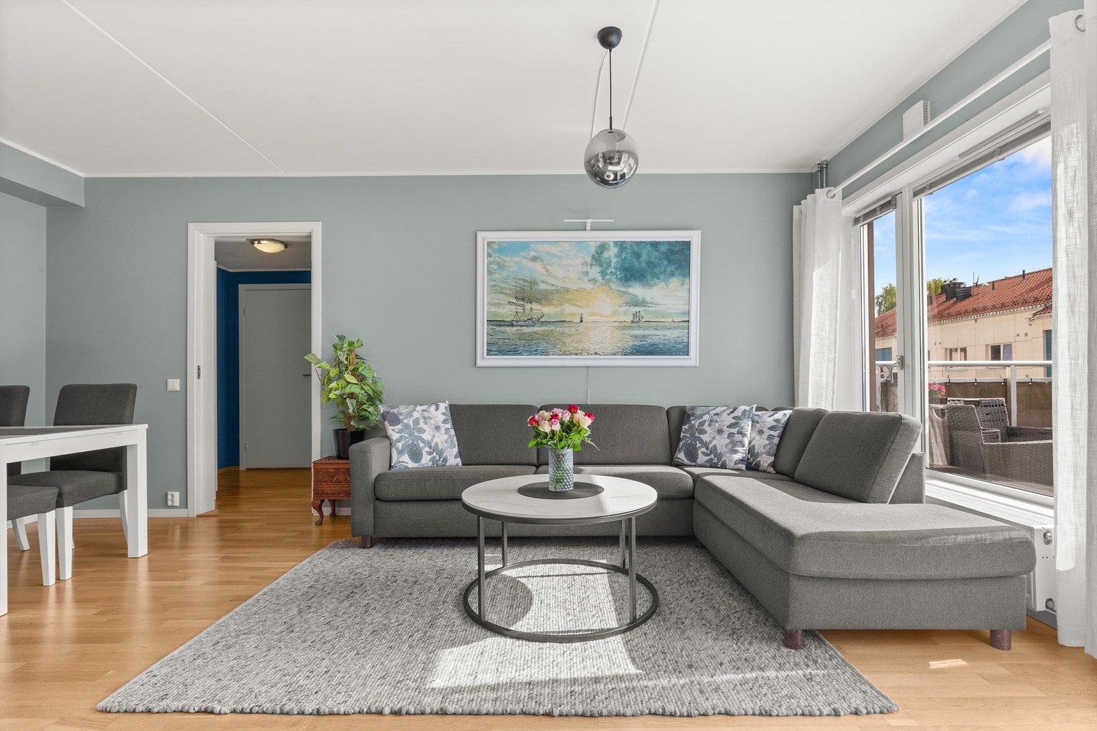 Boligen holder en god standard med velholdte overflater. Gulvet er belagt med 3-stavs parkett. Galleribilde