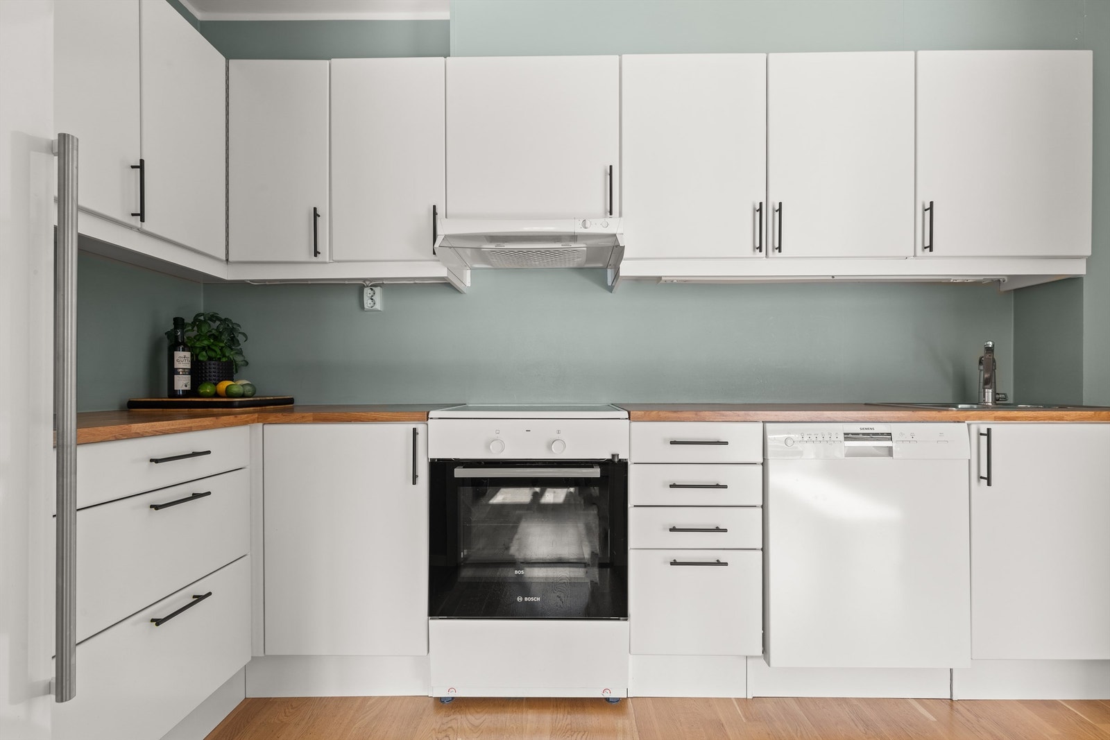 Det er rikelig med oppbevaringsplass i både skuffer og skap. Den gode benkeplassen gjør matlagingen enkel. Galleribilde