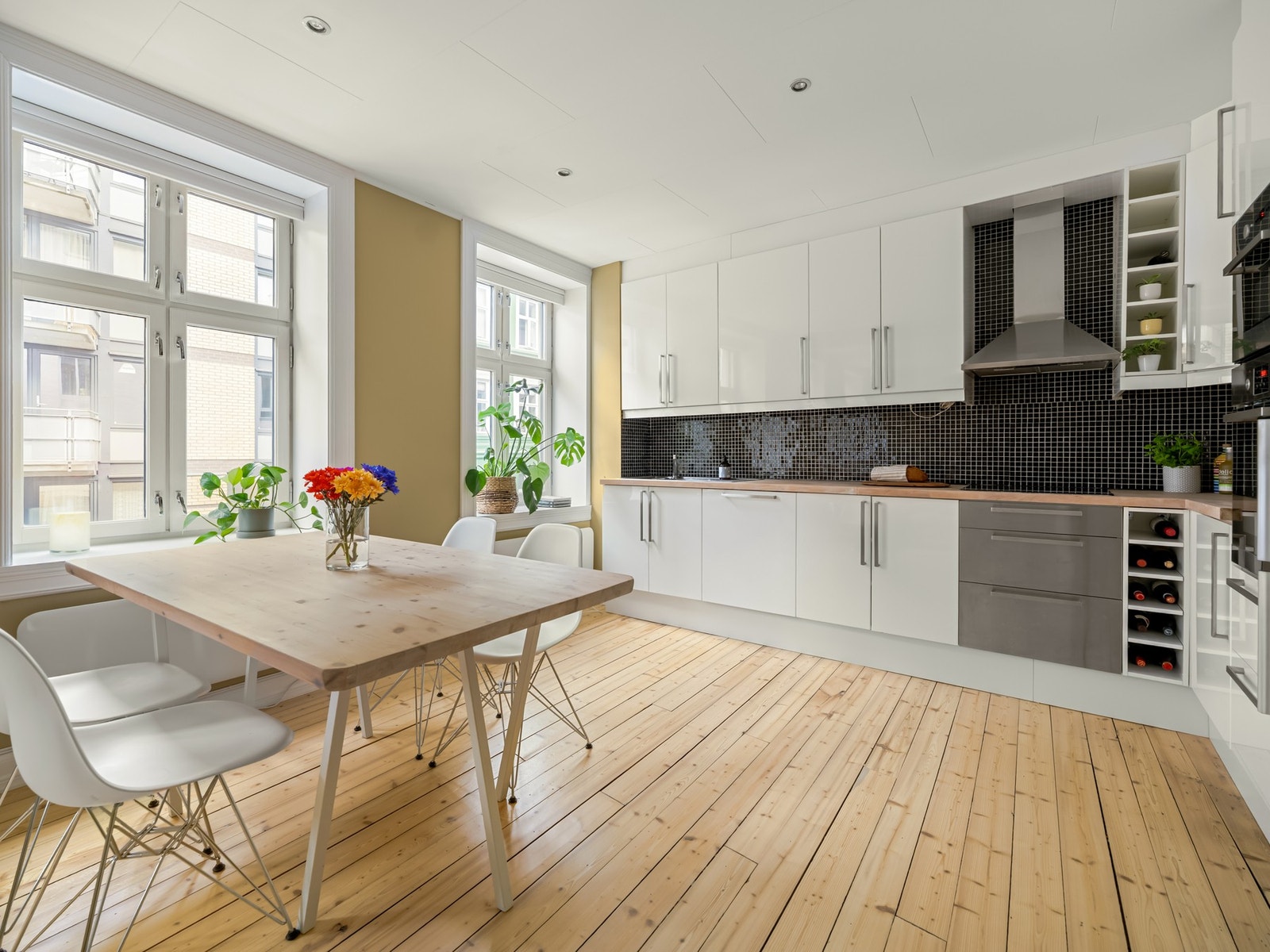 Kjøkkeninnredningen består av både over- og underskap, så det er masse plass til både redskaper og servise. Galleribilde