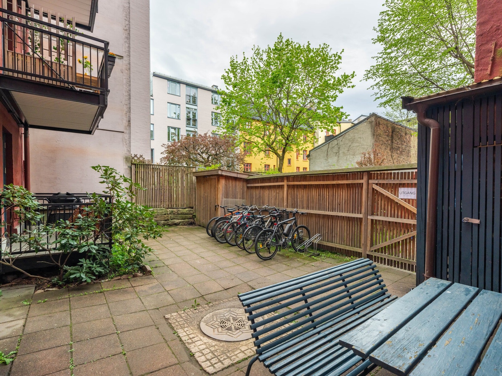 Rett utenfor finner vi bakgården, som er opparbeidet med sittebenker og bord. Galleribilde