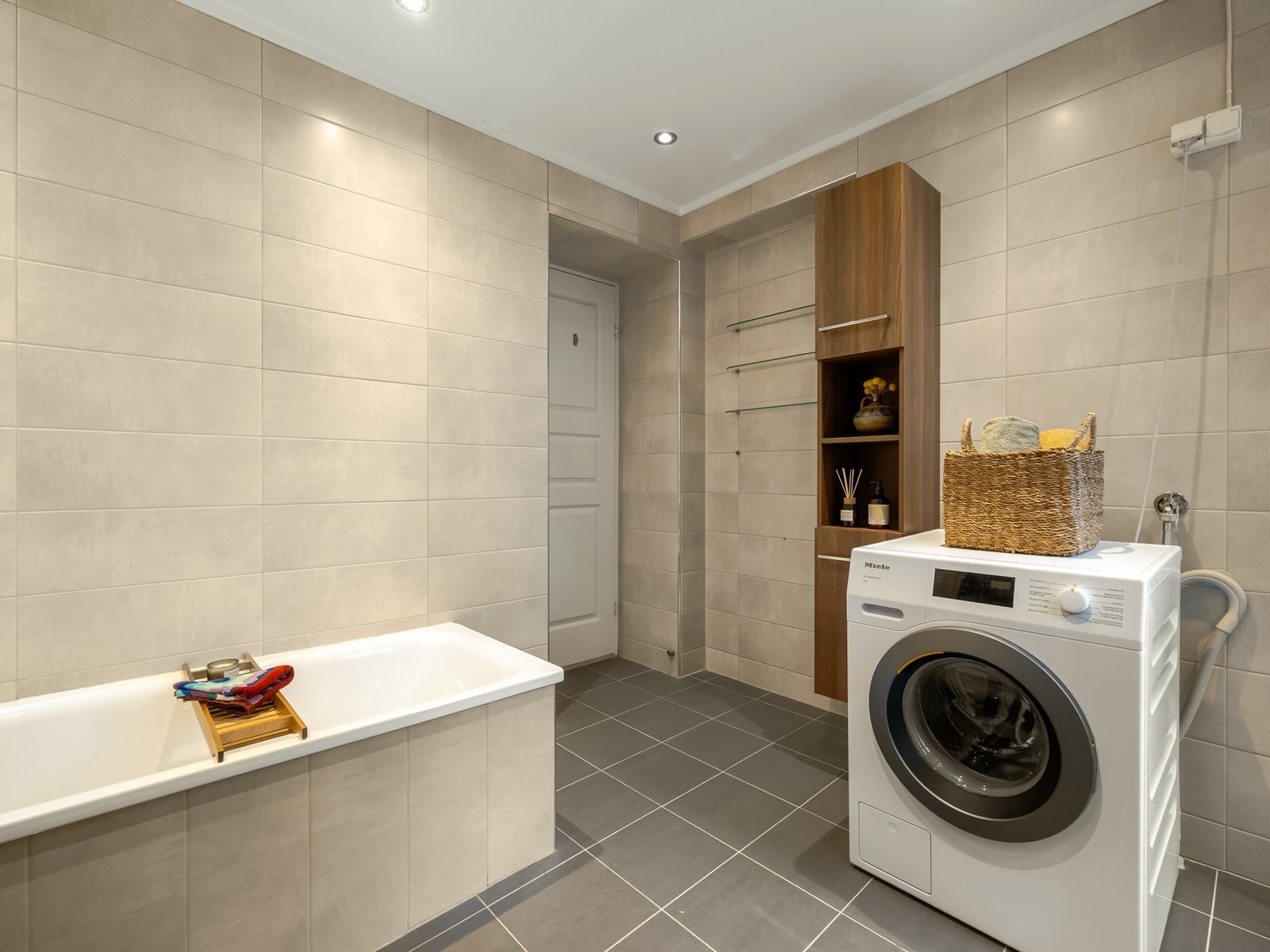 Det er også varme i gulvet og downlights i himling. Galleribilde