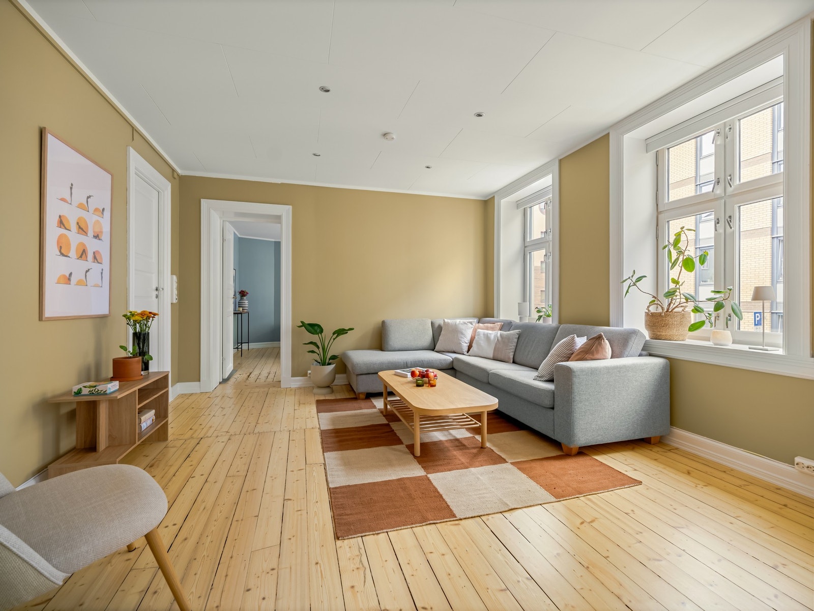 Dagligstuen er både romslig og innbydende. Her er det rikelig med plass til både større sofagruppe, salongbord og skjenk. Galleribilde