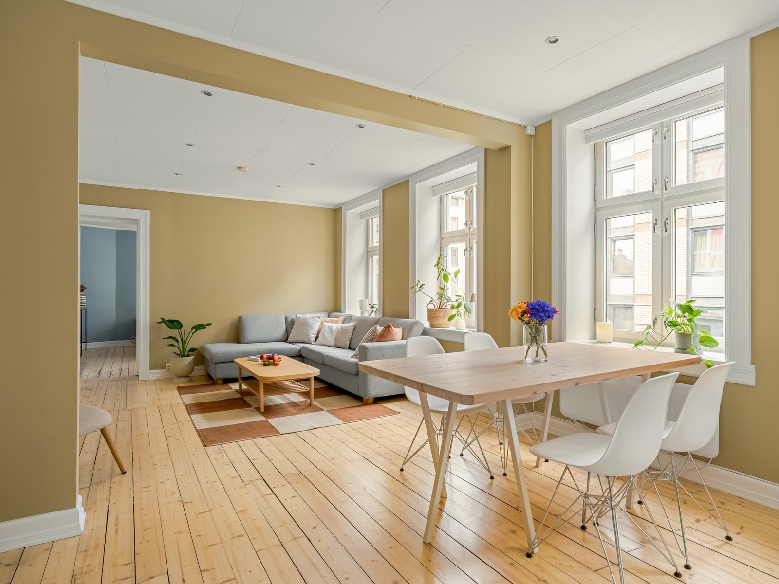 Dagens løsning er både sosial og praktisk, i tillegg til at du nyter godt av det fantastiske lyset fra hele fire vindusposter. Dagens eier satt inn spesialtilpassede automatiske og fjernstyrte plissegardiner fra Oslo Solskjerming AS i 2024. Galleribilde