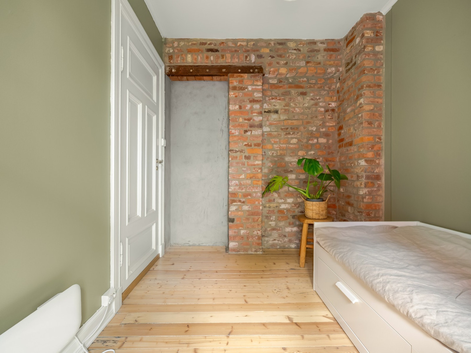 I 2022 ble original stålbjelke og murvegg hentet frem. Mørtel ble erstattet og hele teglveggen impregnert. Galleribilde