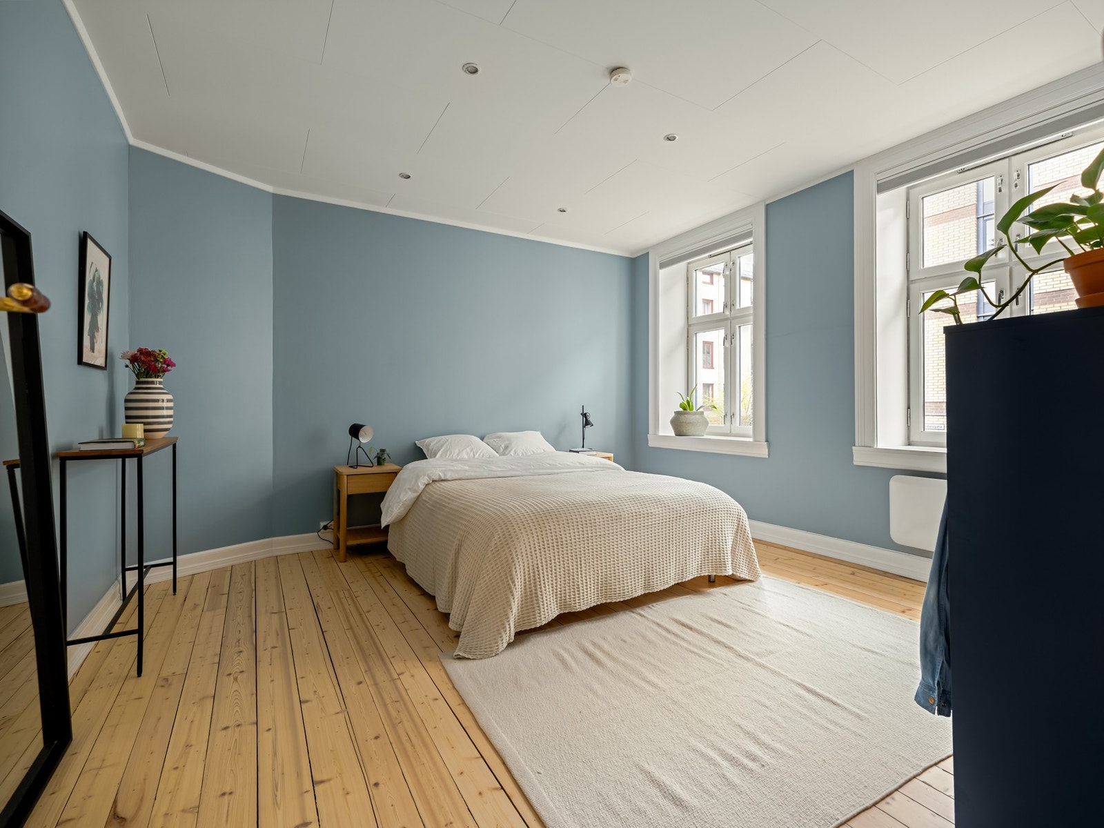 Her er det rikelig med plass til både dobbeltseng, nattbord og ønsket klesoppbevaring. Galleribilde