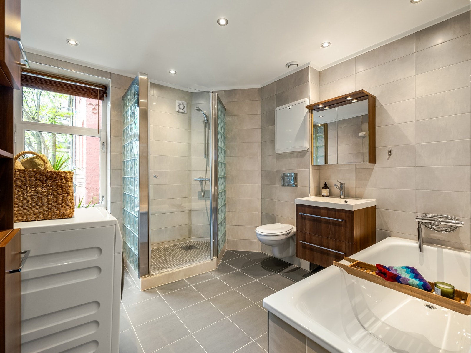 Fra stuen finner vi det store, flislagte badet. Galleribilde