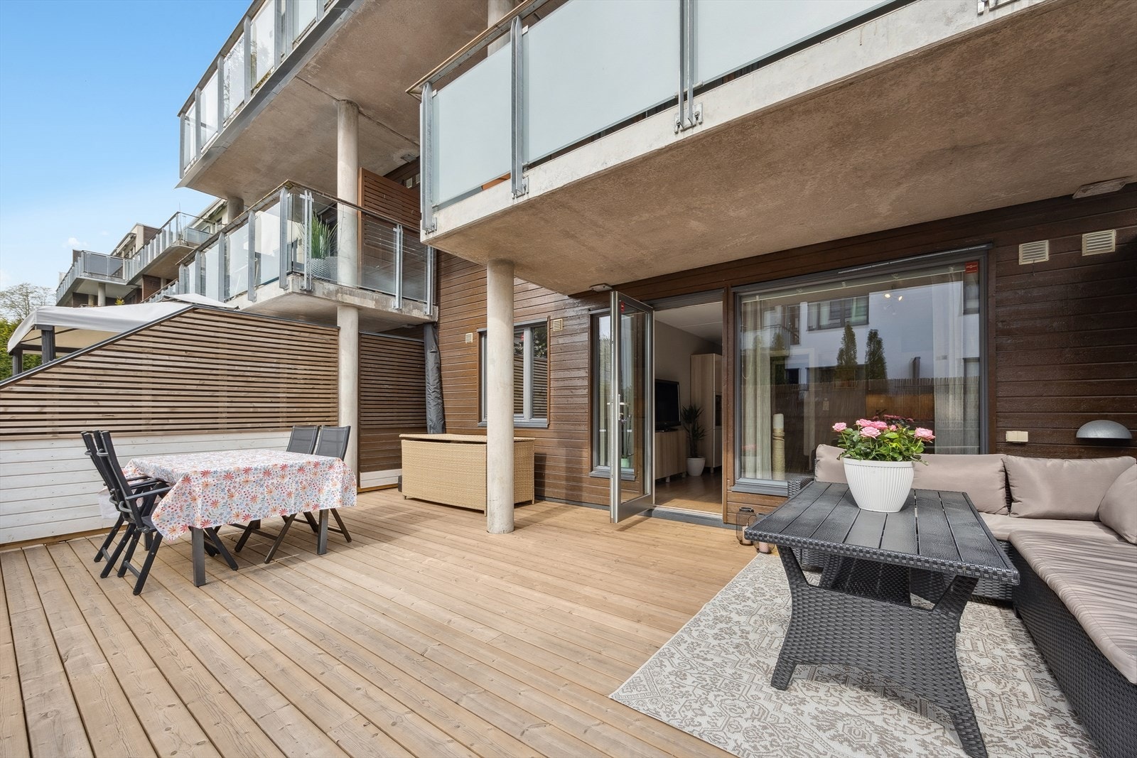 Her er det impregnerte terrassebord, belysning via lysarmatur på vegg og utvendig stikkontakt. Galleribilde