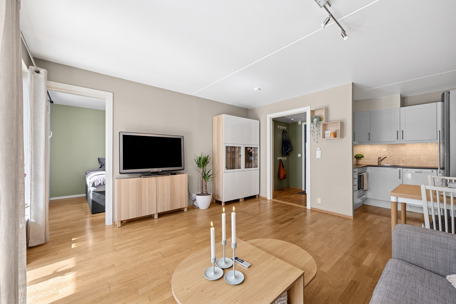 Gulv av 3-stavs parkett og glatte, malte veggflater. Galleribilde