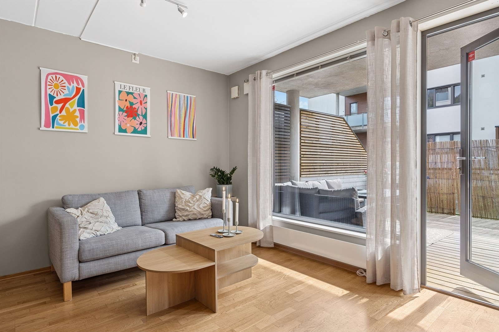 Stor vindusflater som slipper inn rikelig med naturlig lys. Galleribilde