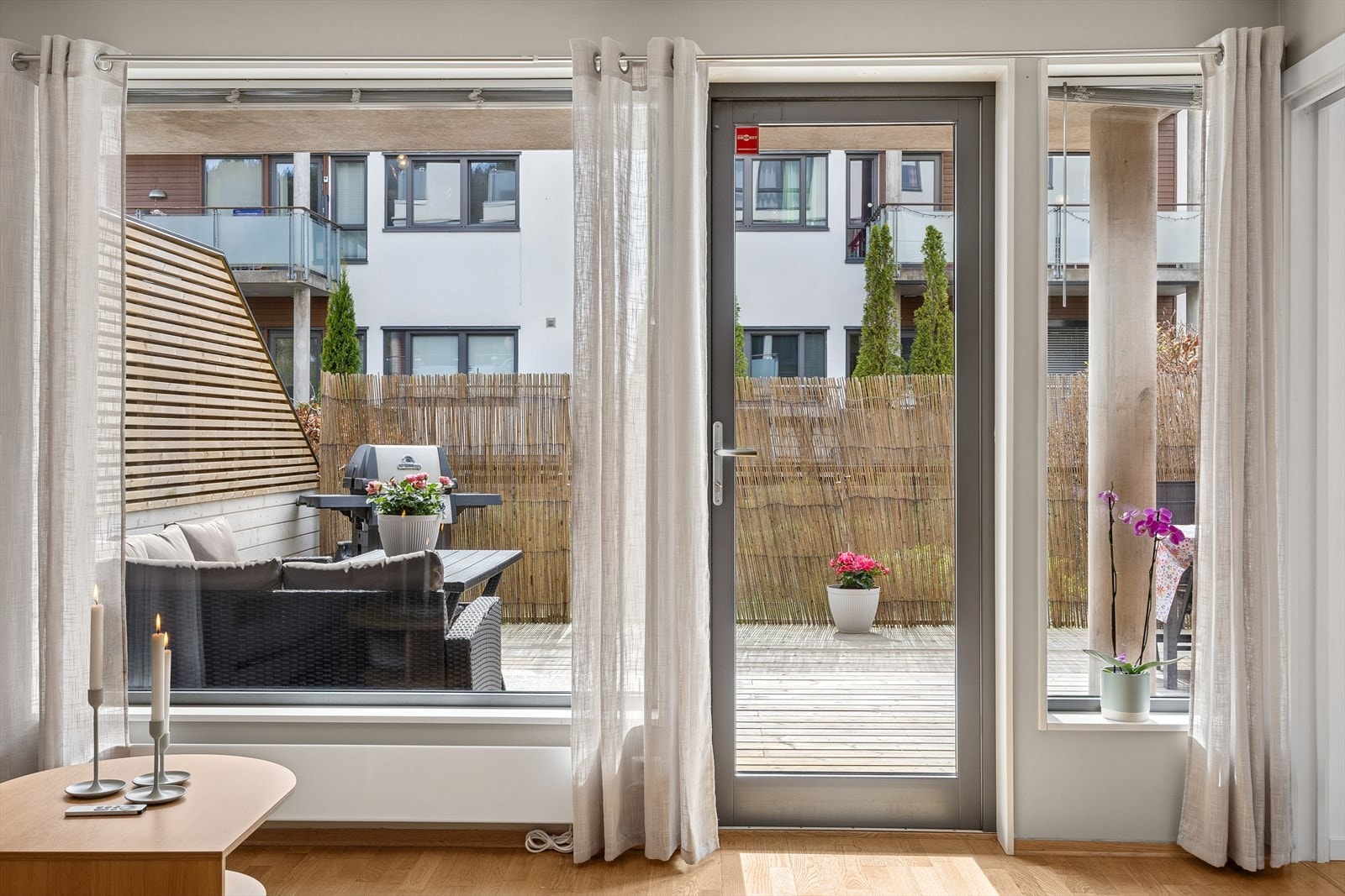 Fra stuen er det utgang til ca 35 kvm stor markterrasse. Galleribilde