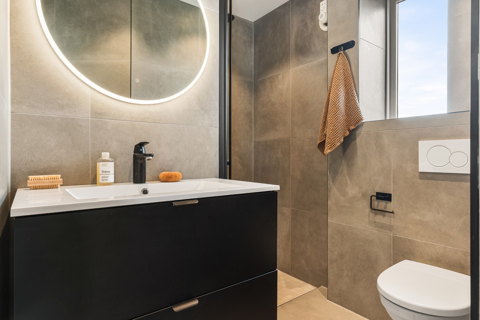 Badet og rørene er nytt fra 2024, er helfliset, har varmekabler i gulv og innfelte downlights i himling. Galleribilde