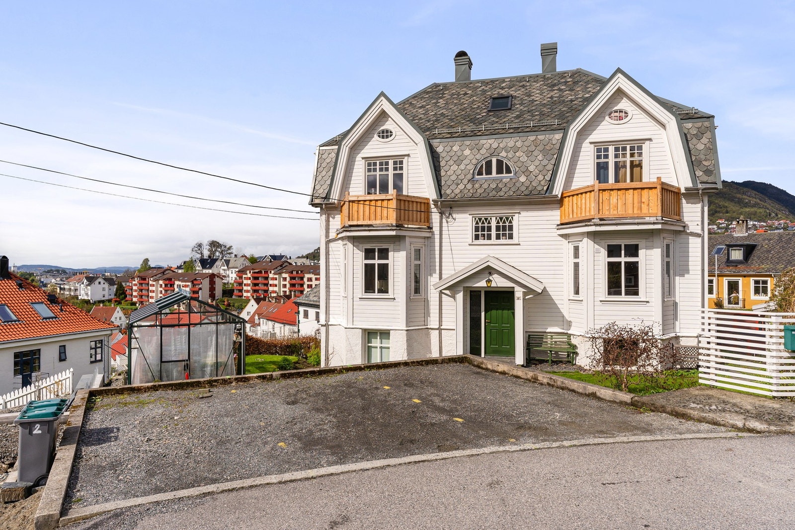 Med leiligheten medfølger fast parkering på tomten. Galleribilde