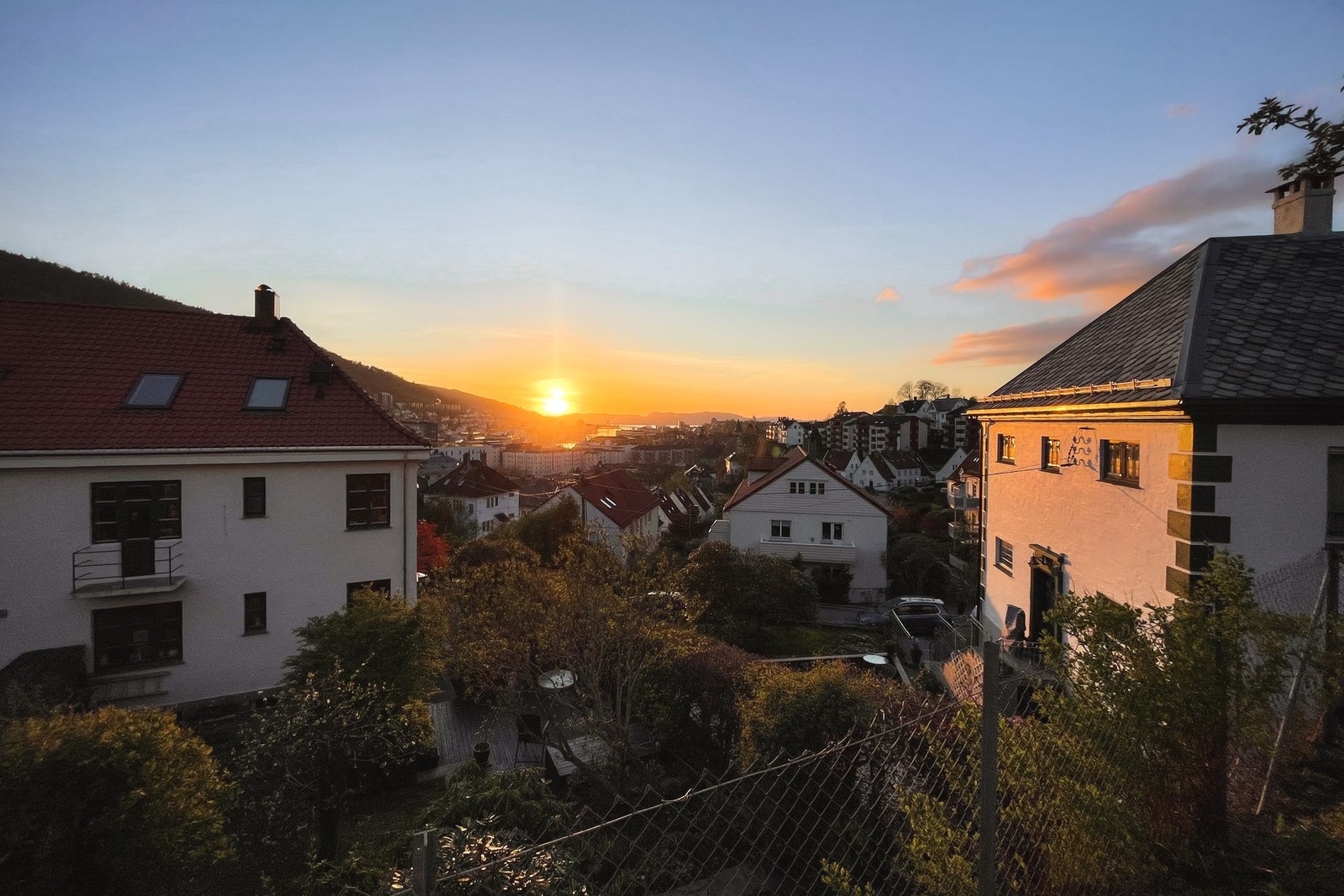Missunelsesverdig utsikt mot byen. I hagen har man også solen til langt på kveld. Galleribilde