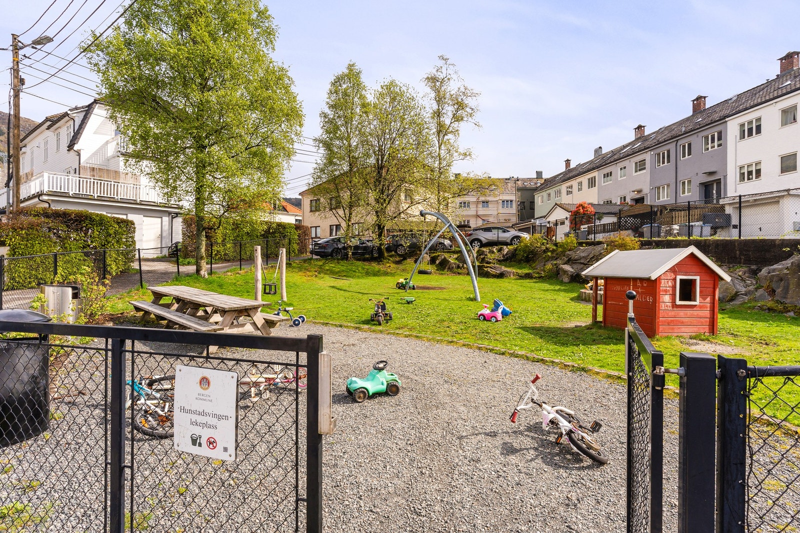 Flott lekeplass like ved leiligheten. Galleribilde