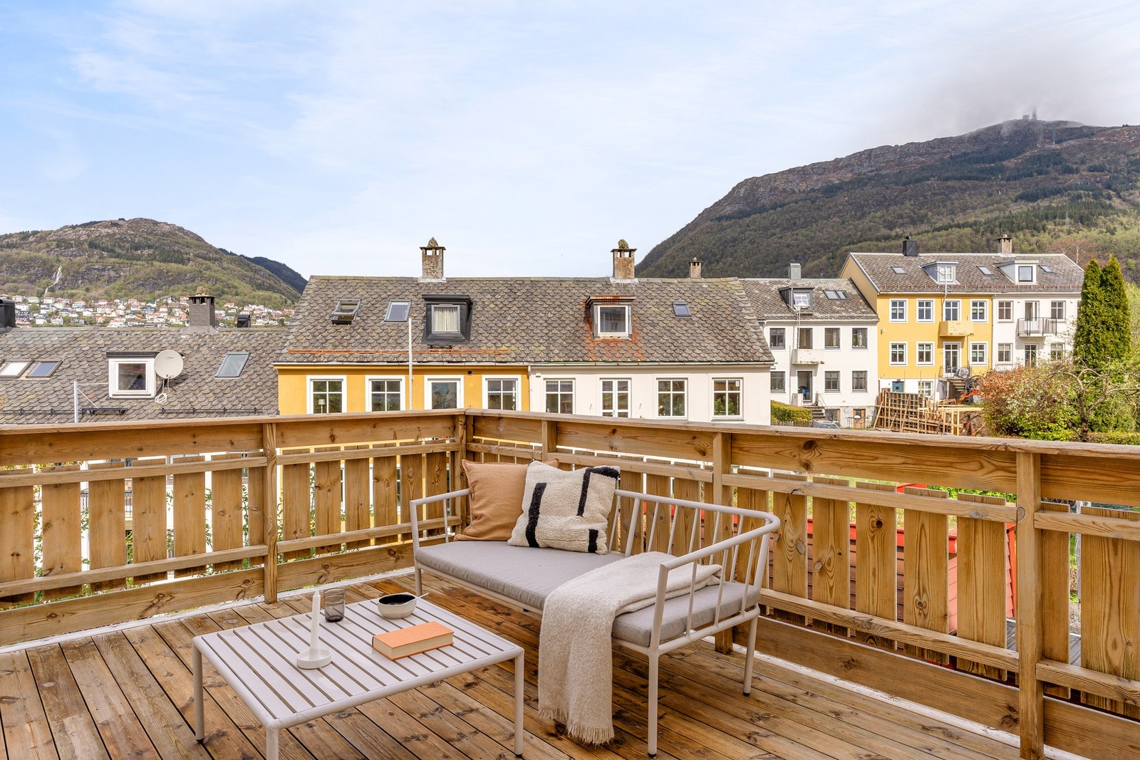 En nydelig 3-roms leilighet i et svært populært nabolag med terrasse, hage, parkering og nytt bad og kjøkken. Galleribilde