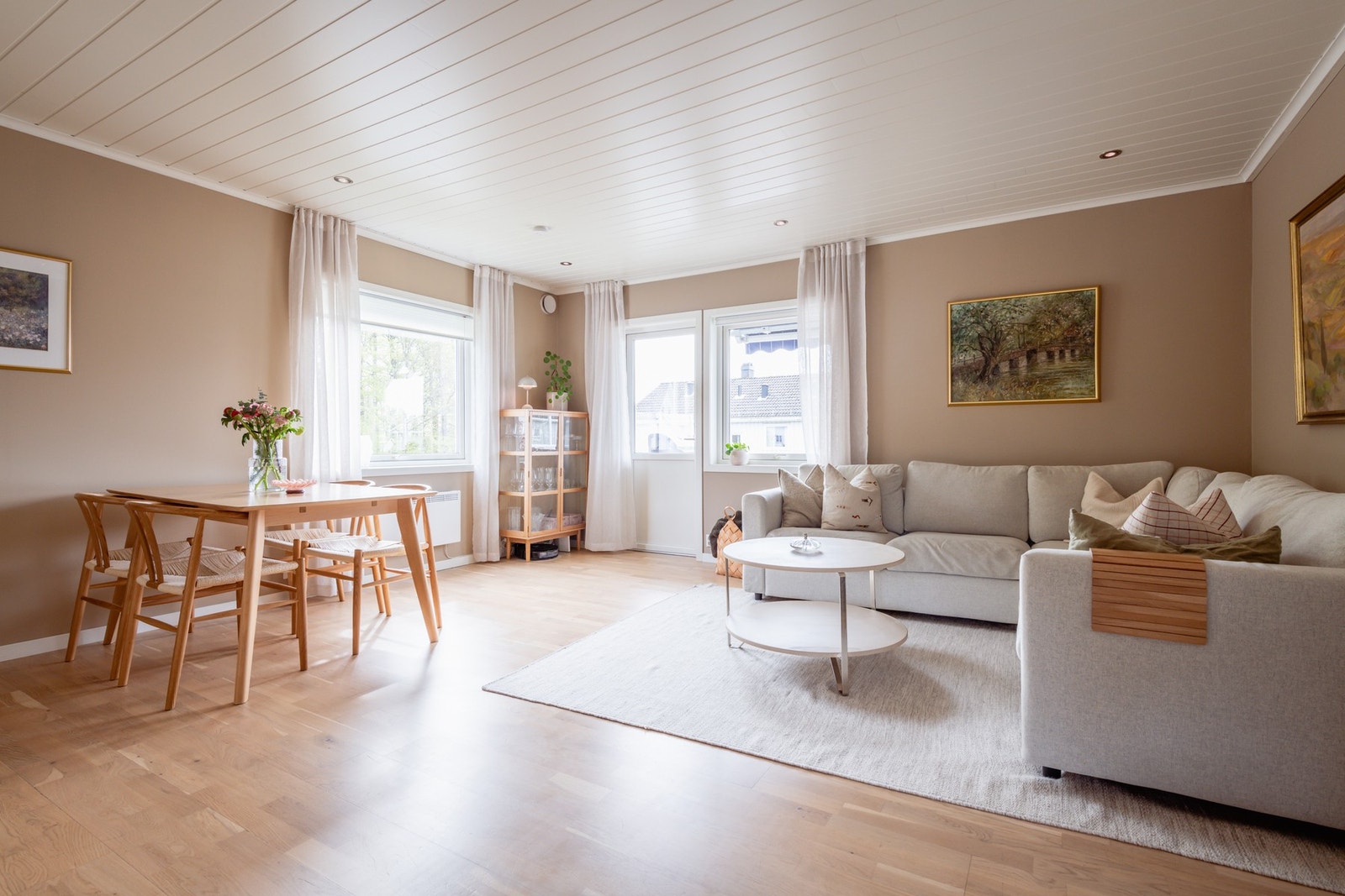 Lys og luftig stue med delikate farge og- materialvalg. Galleribilde