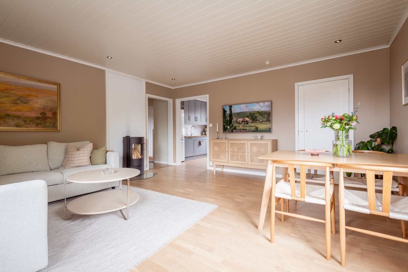 Rålekker og påkostet 3-roms i Byskogen Øst borettslag.Lys og luftig stue med delikate farge og- materialvalg. Galleribilde