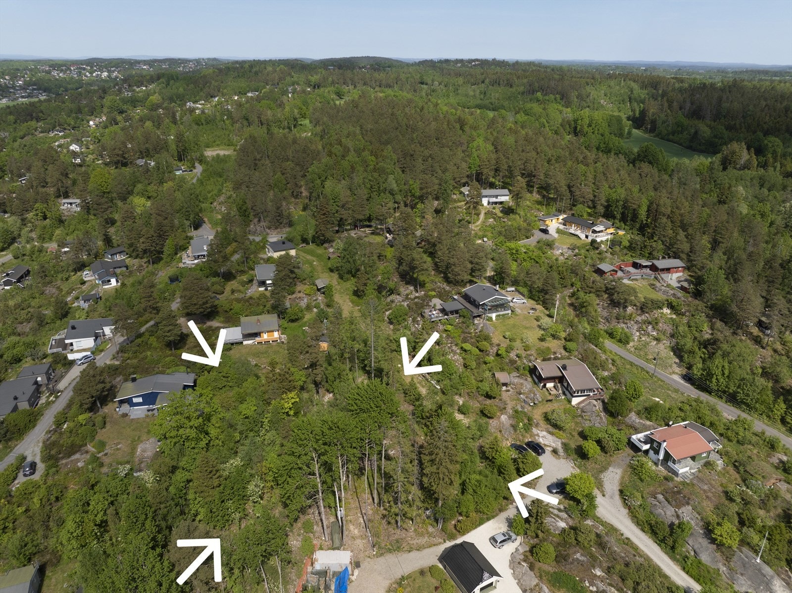 Bilvei frem og nærhet til sjøen - markerte piler er kun en indikasjon. Galleribilde