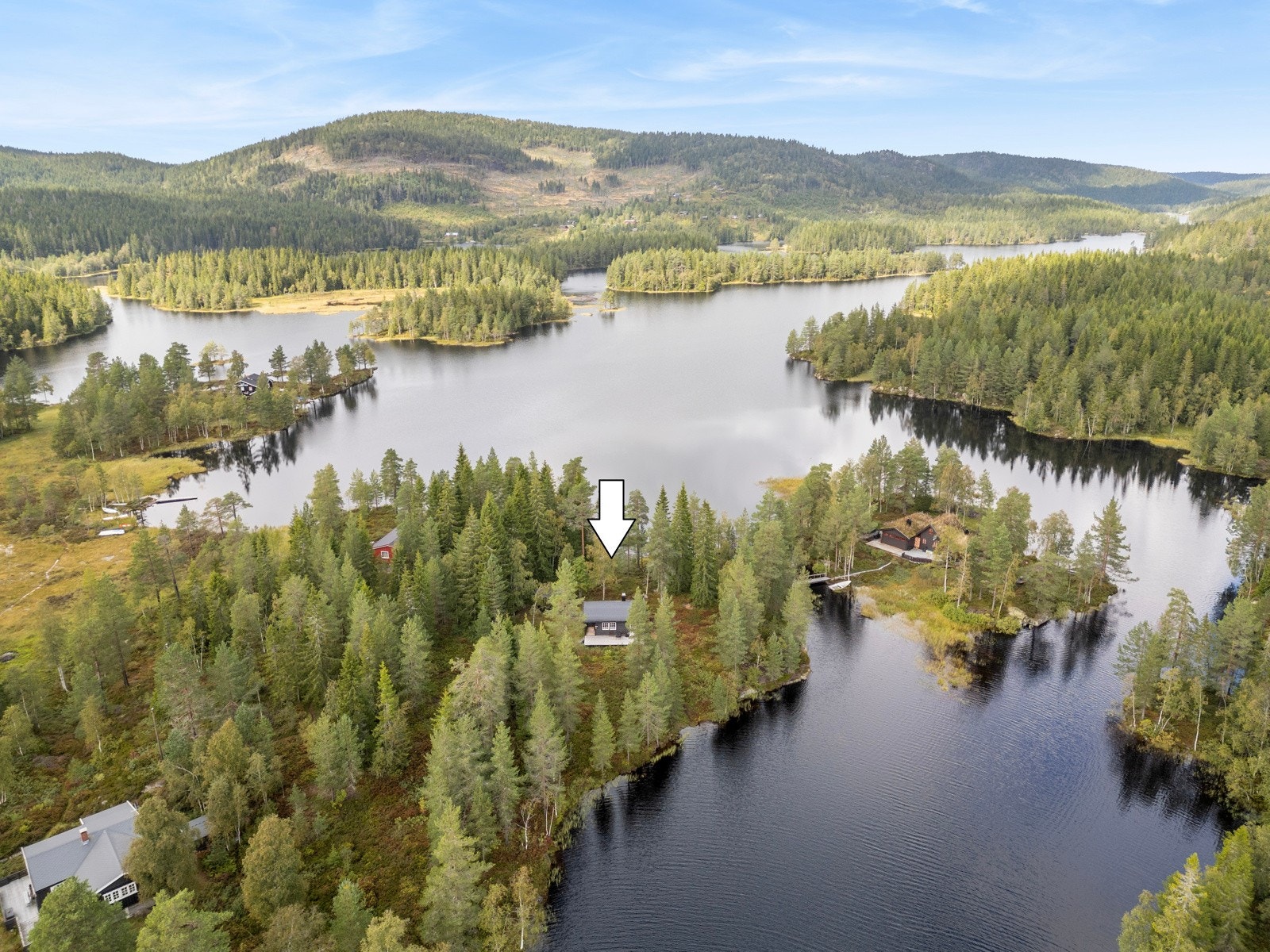 Hytta har en idyllisk beliggenhet på Breivannsøya Galleribilde