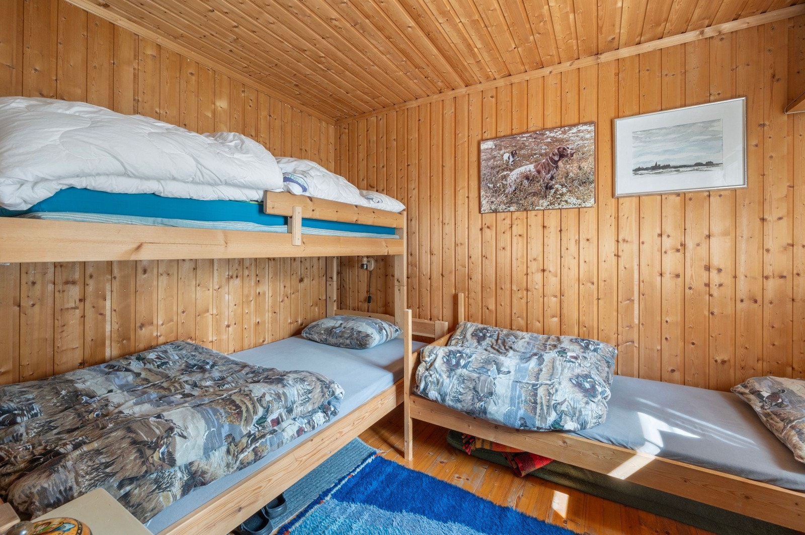 Soverom som er godt utnyttet med tre sengeplasser Galleribilde