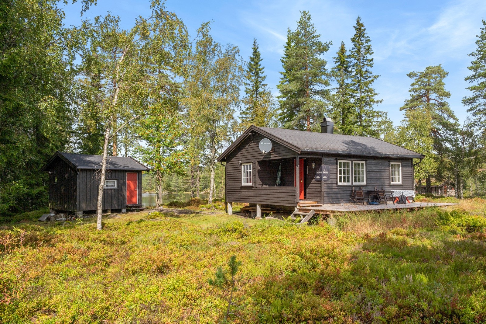 Hytta består av stue, kjøkken, to soverom og toalettrom. Det er også et uthus. Galleribilde