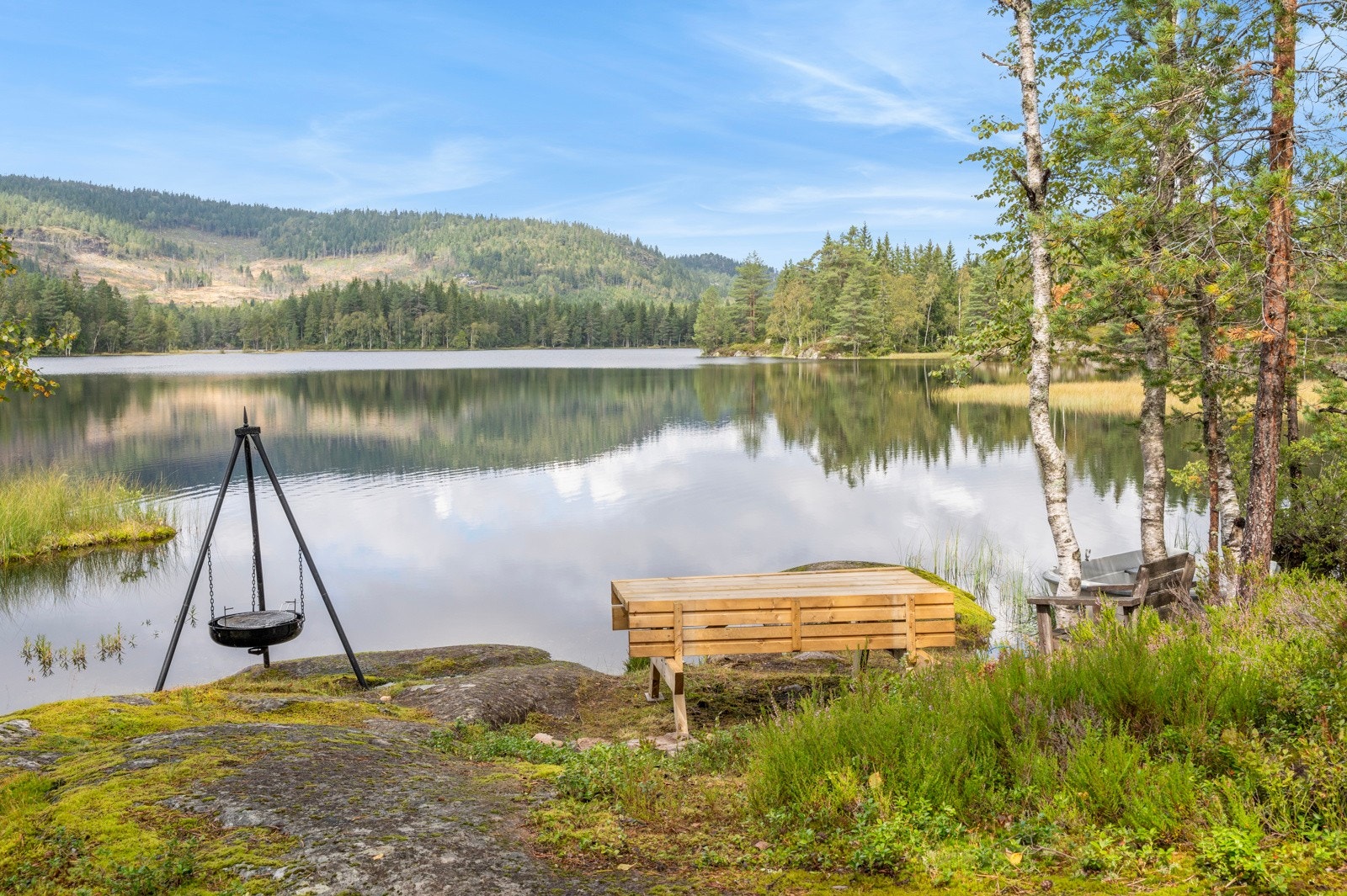 Det er bademuligheter rett ved hytta og mulighet for robåt Galleribilde