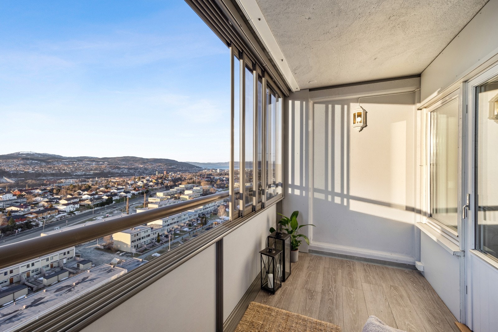 Fra stuen er det adkomst til en innglasset balkong på 6,5 kvm. Galleribilde