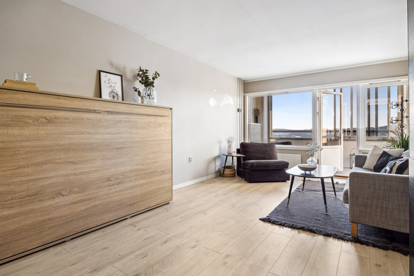 Leiligheten er innredet med en praktisk, nedfellbar seng som medfølger salget. Galleribilde