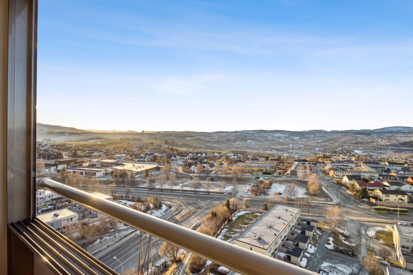 Praktisk med innglasset balkong hvor man kan
åpne opp og slippe solen inn. Galleribilde