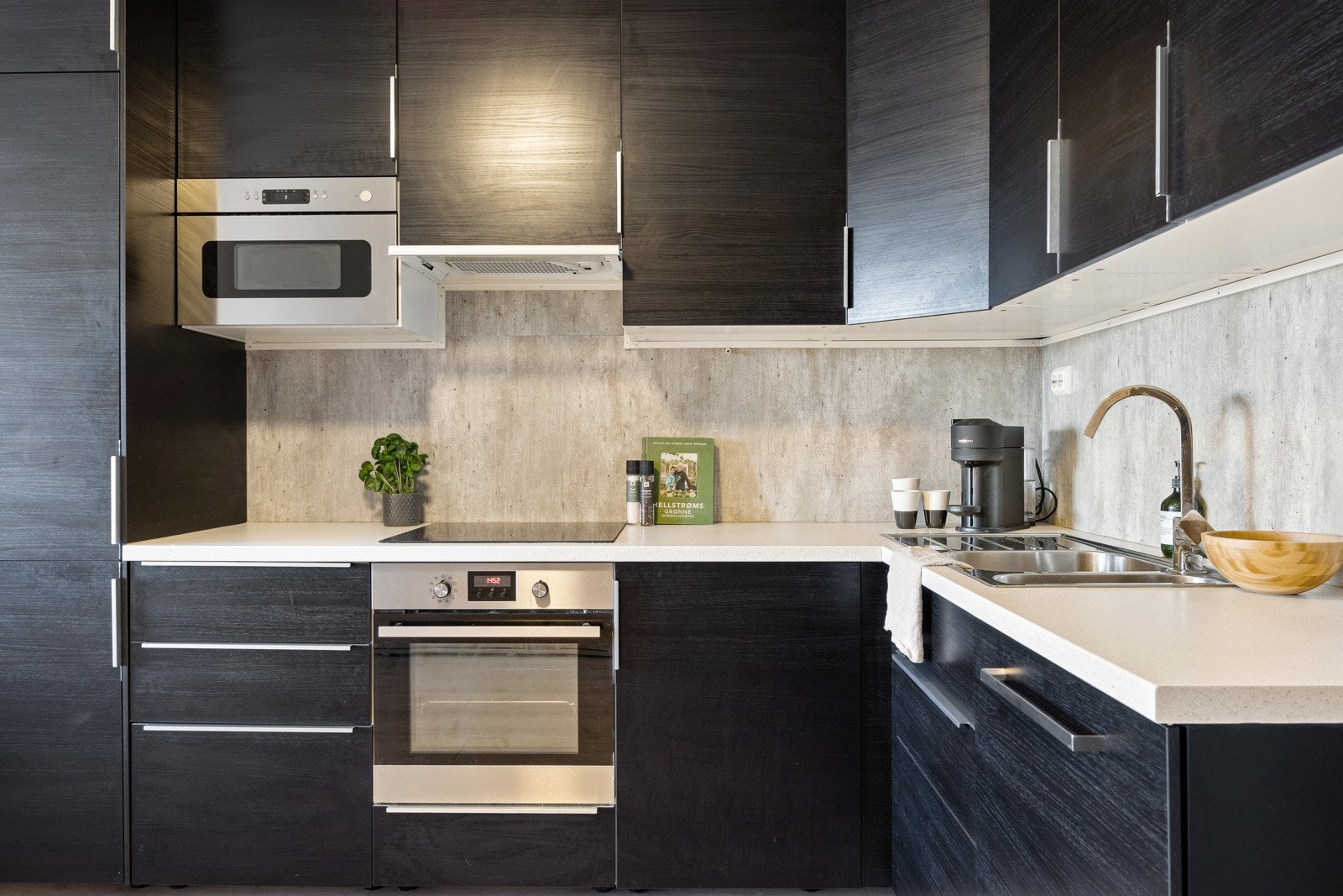 Det er gode lagringsmuligheter i skuffer og skap samt godt med benkeplass. Medfølgende hvitevarer i form av stekeovn, platetopp, mikroovn, oppvaskmaskin og kombiskap. Galleribilde