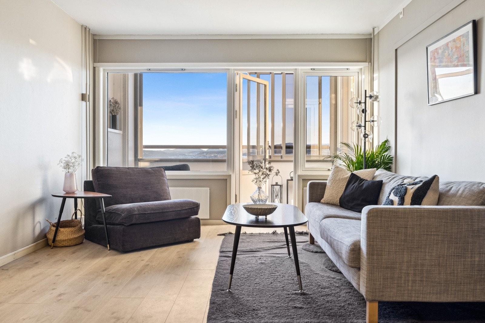 Store vindu bader oppholdsrommet i naturlig dagslys og ivaretar utsikten. Galleribilde