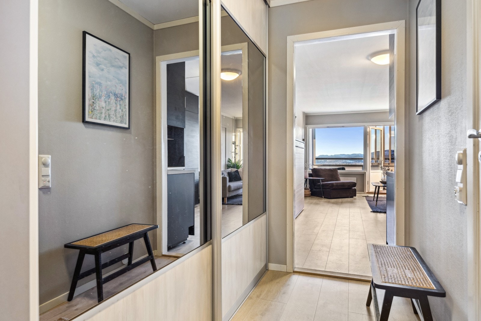 I entréen er det satt opp en romslig skyvedørsgarderobe for oppbevaring av klær og sko. I tillegg disponerer man en bod på 1 kvm i byggets kjeller. Galleribilde