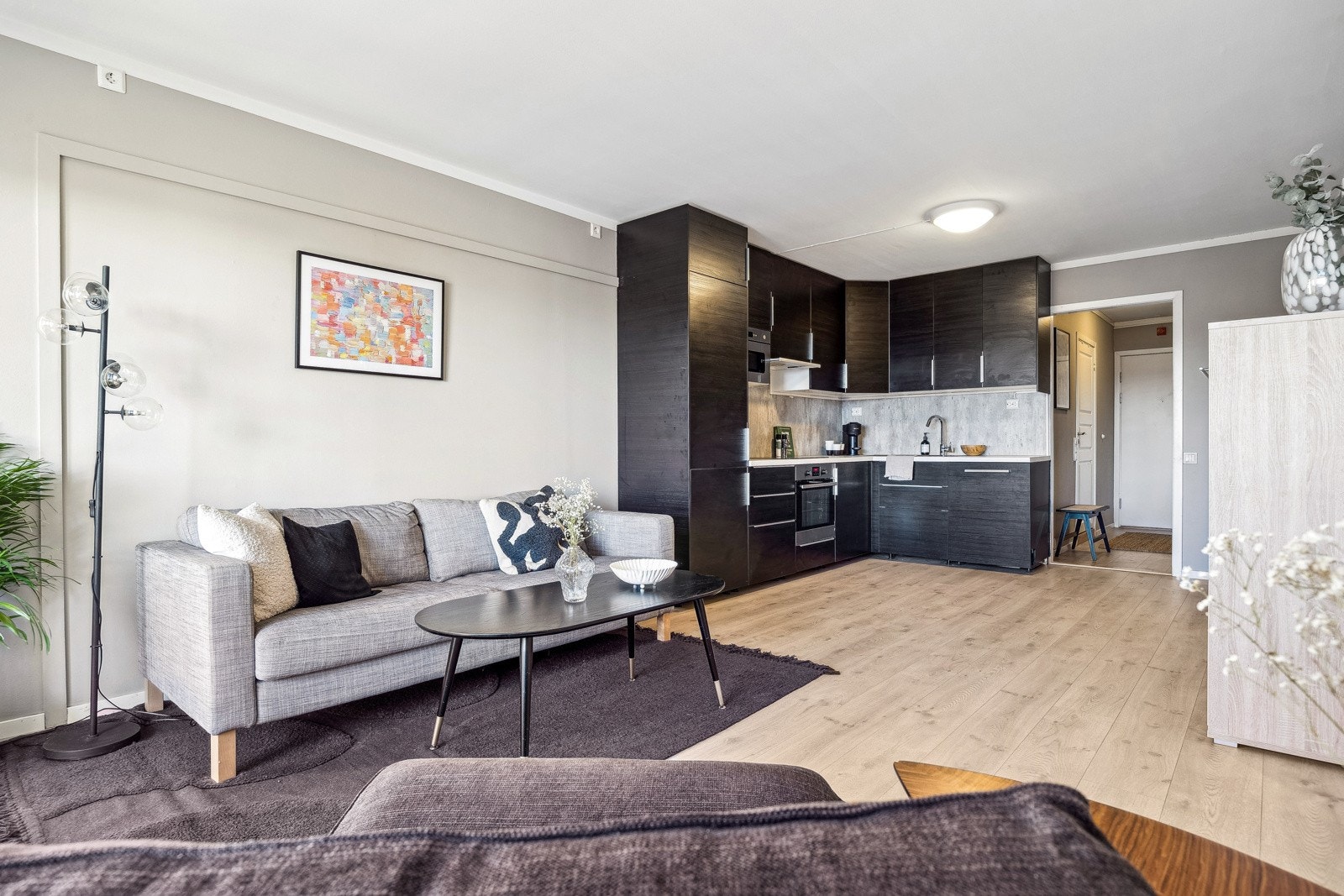 Gjennomgående for leiligheten er nydelig 1-stavs gulv, praktiske løsninger og delikate fargevalg på vegger. Galleribilde