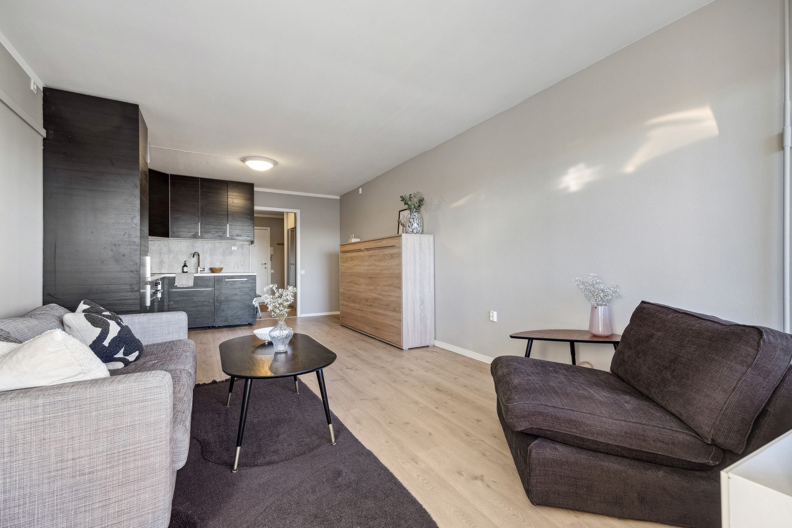 Inkludert i de månedlige felleskostnadene er blant annet oppvarming av leiligheten, forbruk av varmtvann, internett (fiber) og kabel-tv. Selger opplyser om et strømforbruk på 1 877 kWh i 2024. Galleribilde