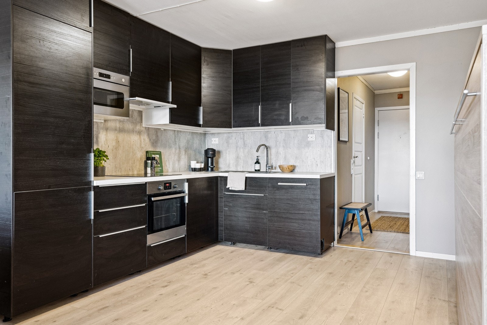 Leiligheten er innredet med et tidløst kjøkken med mørke fronter og en lekker benkeplate. Galleribilde