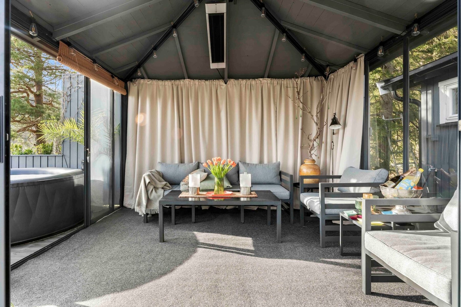 God plass til en større lounge i paviljongen Galleribilde