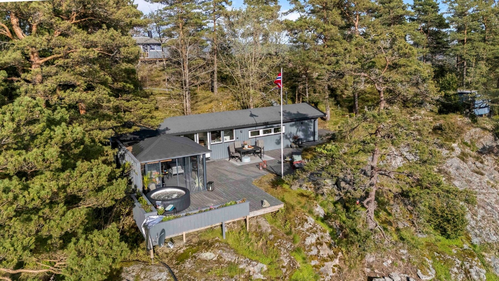 Hytten ligger fint til på høydedrag Galleribilde