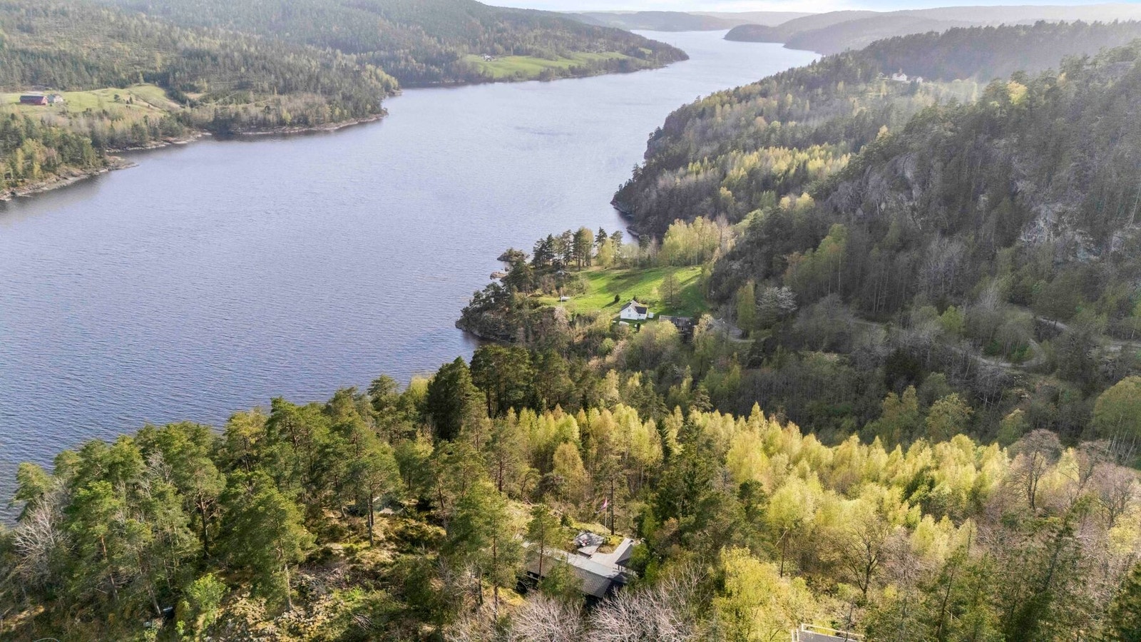 Herlig utsikt over Mingevannet fra eiendommen. Ligger helt på enden av feltet Galleribilde