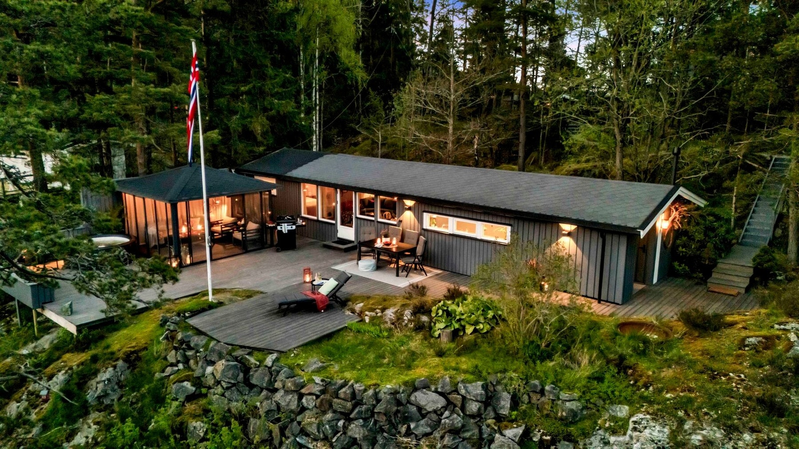En idyllisk beliggenhet med god standard og gjennomtenkte løsninger. Galleribilde