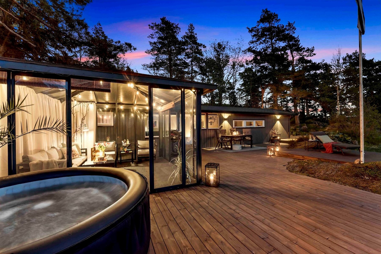 Terrassen har plass til flere soner og det er bygd en flott paviljong med innlagt strøm Galleribilde